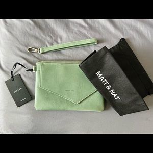 Matt & Nat NIA Vegan Wristlet Wallet - Vintage
Sage colour